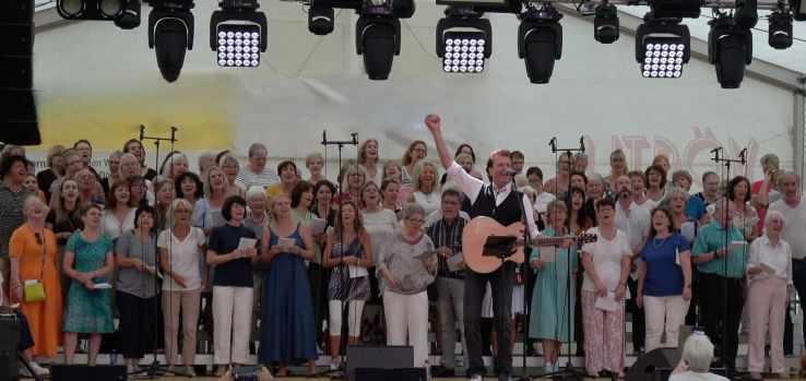 Bo Katzmann und seinen Feelgood-Chor