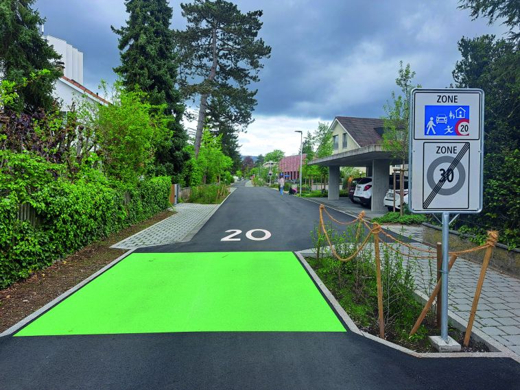 Der grüne Belag markiert für alle Verkehrsteilnehmenden die Eingänge zur Begegnungszone.  Foto: Gemeinde Reinach