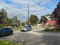 Kreisel mit Verkehr