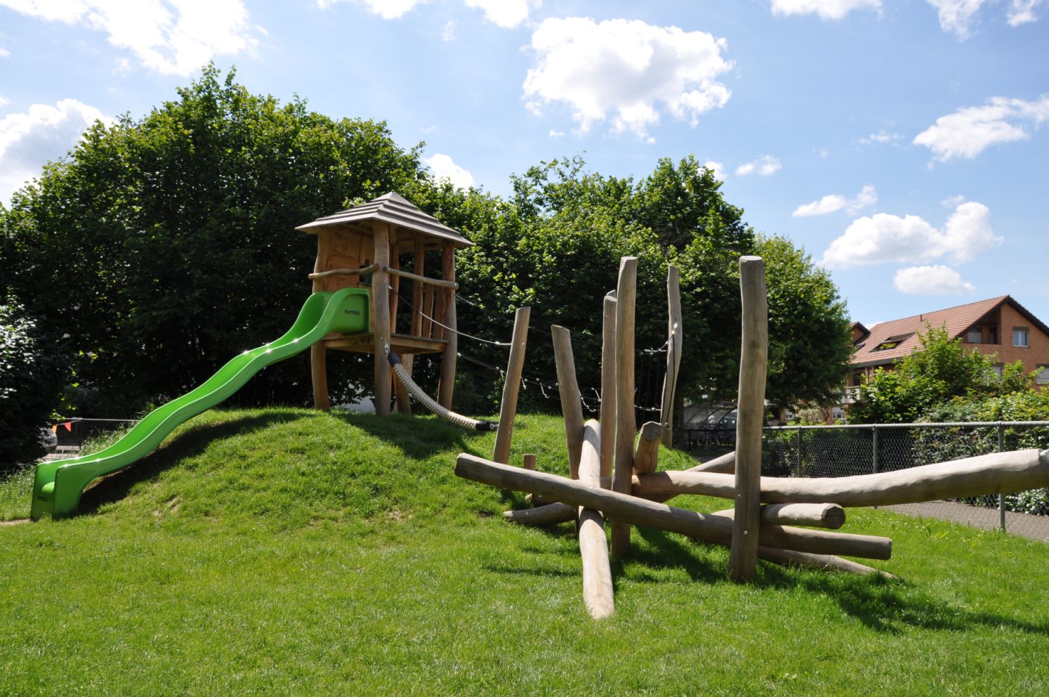 Das Spielplatz Neueneichweg mit seiner schnellen Rutsche