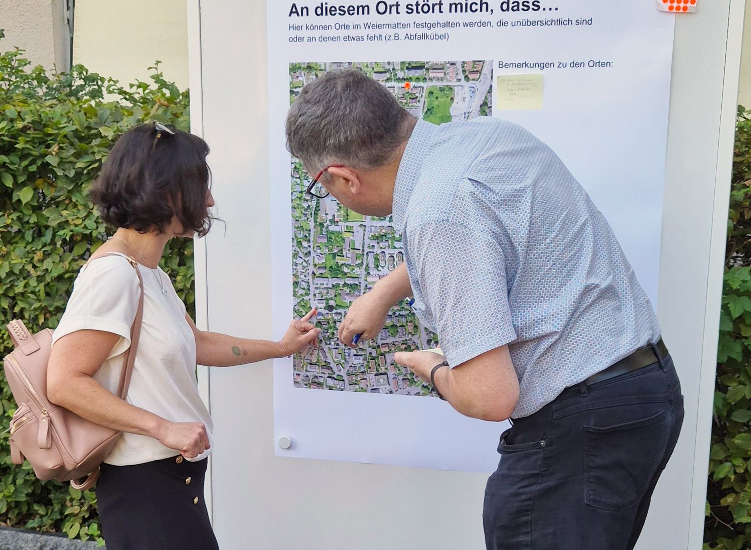 Der für Mobiltät Zuständige erklärt einer Anwohnerin die Bus-58-Strecke