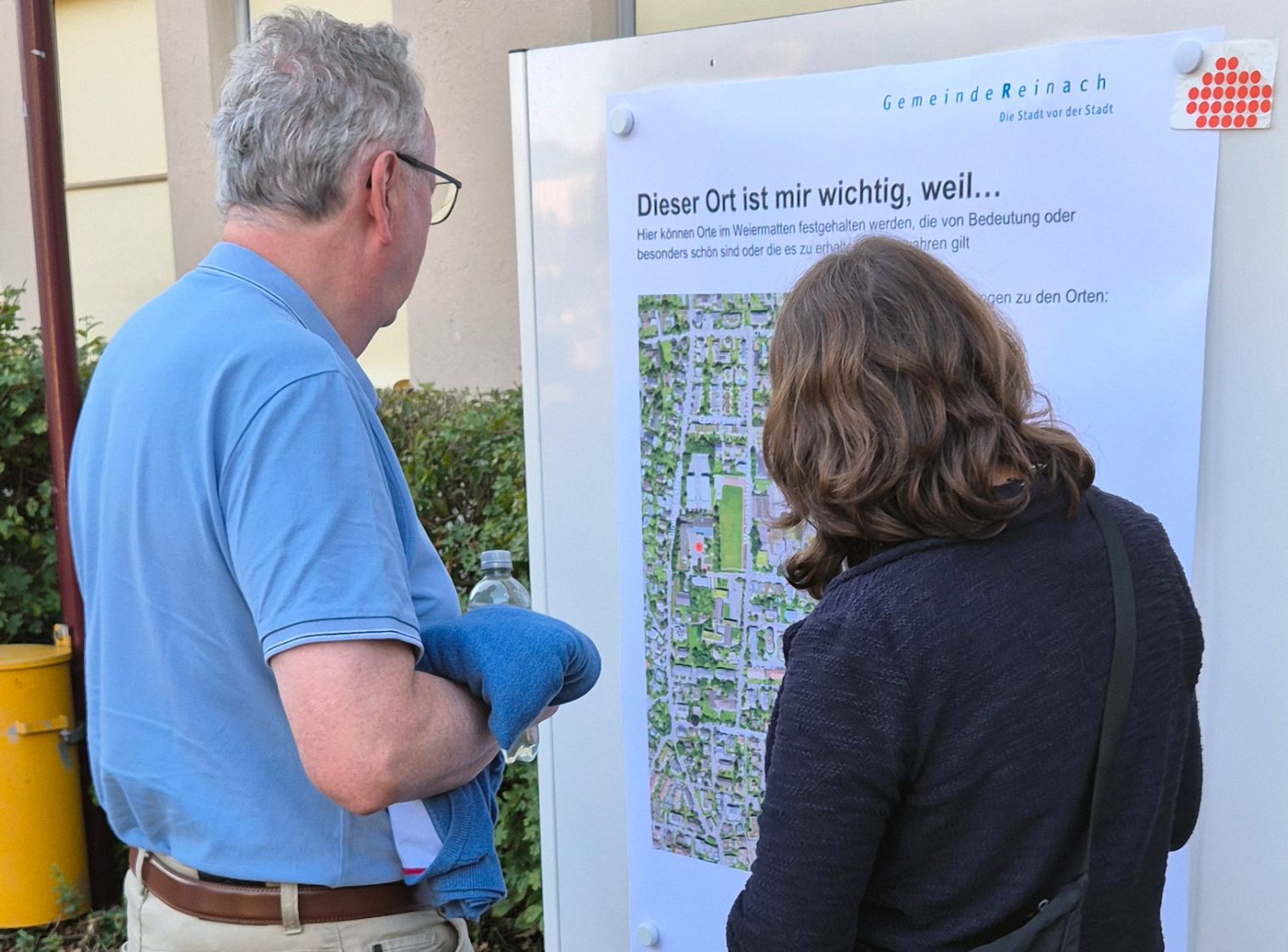 Die Leiterin Raumplanung im Gespräch mit einem Anwohner