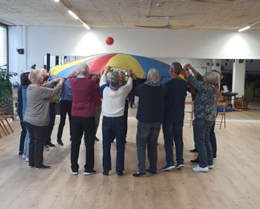 Rhythmikkurs:16 Mitwirkende, ein Ball und viel Lachen Foto: Alterskommission